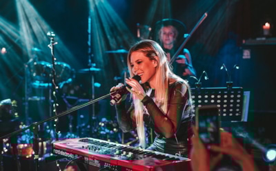 Дакота ищет способы знакомства с мужчинами