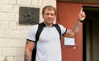 Александр Емельяненко показал, как "порвет" на ринге штангиста Кокляева