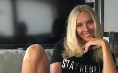 Жена Харатьяна вышла в свет в платье с глубоким декольте