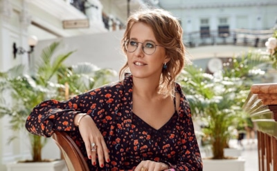 Ксения Собчак открыто демонстрирует округлившийся живот