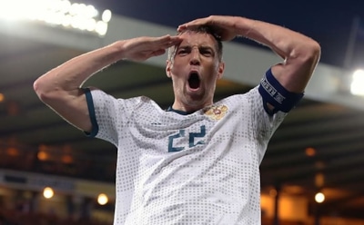 Артему Дзюбе подарили икону с его изображением