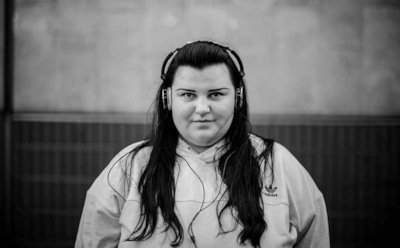 Украинская рэперша Alyona Alyona представила клип о буллинге