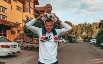 Тарасов поделился трогательным фото с годовалой дочерью