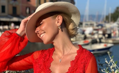 «Дочка — комплимент от Бога»: Пелагея порадовала фанатов пляжными фото из Сочи