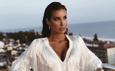 Топурия показала роскошную фигуру в маленьком черном платье