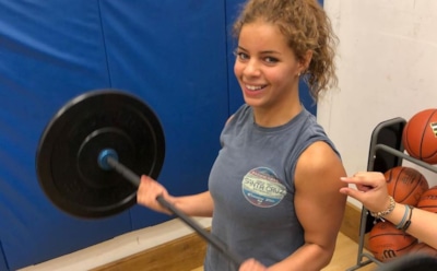 В США добилась справедливости пловчиха, лишенная победы из-за купальника