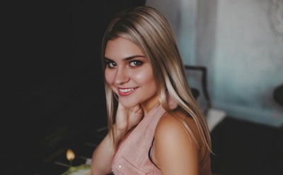 Внучка Боярского восхитила роскошными формами в красном мини