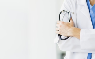 Медики рассказали об опасности позы «нога на ногу»