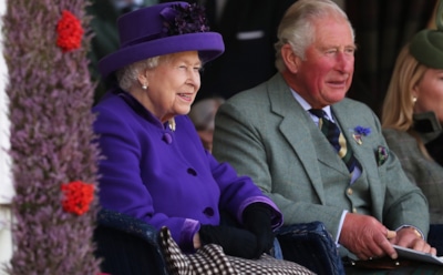 Елизавета II закрыла бар в Букингемском дворце из-за пьянства лакеев