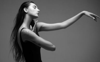 Волочкова обзавидуется: Анна Канюк показала вертикальный шпагат с ребенком на руках