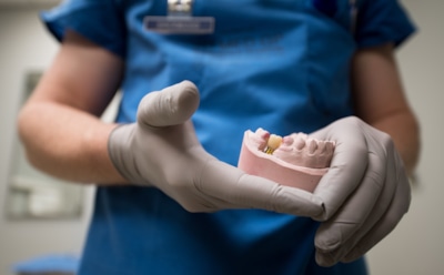 В России ученые признали зубные имплантаты опасными