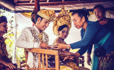 В Индонезии женщины подрались на свадьбе из-за еды