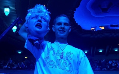 Рэпер Slowthai поглумился со сцены над куклой Бориса Джонсона
