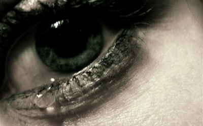 Армянка плачет кристаллами вместо слез