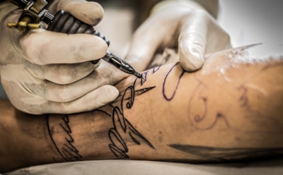 Татуировки могут спровоцировать рак — немецкие ученые