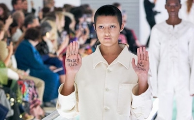 Модель устроила протест на показе Gucci