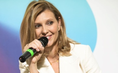 Супруга Зеленского в голубом брючном костюме вызвала ажиотаж в Сети