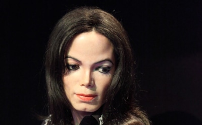 Стало известно, почему Майкл Джексон носил маску и пластырь