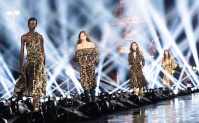 Платье супермодели высмеяли за-за декольте, похожего на ноздри собаки