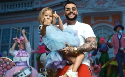 Тимати поразил рискованным серфингом с маленькой дочкой на плечах