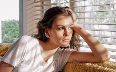 Дочь Синди Кроуфорд случайно оголила грудь на подиуме