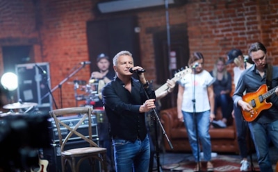 «Настроенческая компиляция»: художник подарил Агутину картину в Ярославле