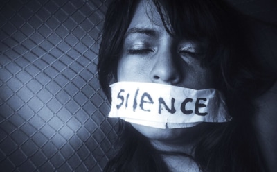 Украинские телеканалы устроили флешмоб с закрытыми ртами