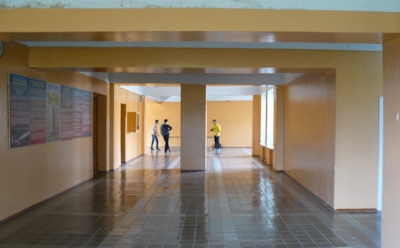 В Москве одноклассники окунули школьника головой в унитаз