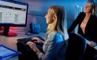 ФБР в "Фейсбуке" на русском языке просит помогать американским спецслужбам