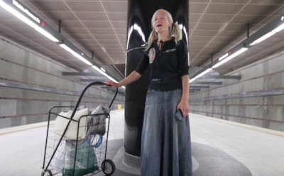 В США певшей в метро бездомной россиянке предложат записать диск - СМИ