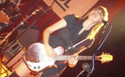 Американская певица из The Muffs умерла от той же болезни, что и Стивен Хокинг