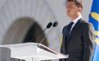 Зеленского в Житомире встретили фаерами и протестами