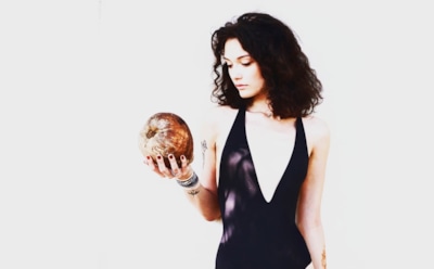 18-летняя дочь Кончаловского и Толкалиной объявила о помолвке