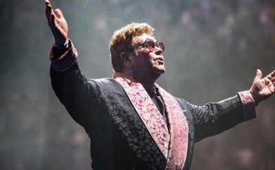 Элтон Джон пожаловался на попытки матери испортить его свадьбу с мужем