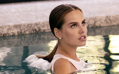 Клюкина похвасталась наградой за 1 млн прослушиваний своей первой песни