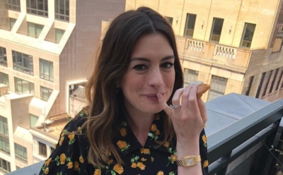 Беременная Энн Хэтэуэй впервые за долгое время вышла в свет