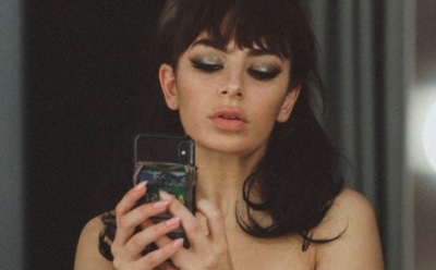 Чарли XCX крушит автомобили в новом клипе