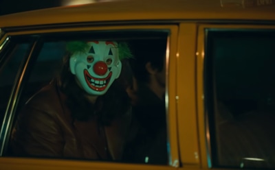 Американка в маске Джокера напала с топором на автомобиль