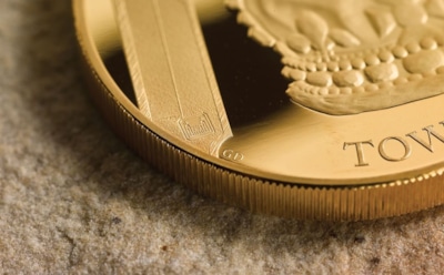 В Британии выпустили первую платежную карту из золота