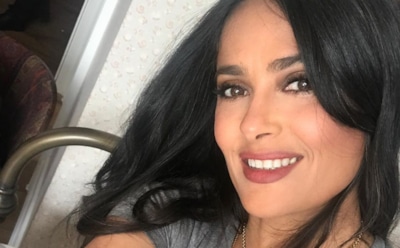 Сальма Хайек отпраздновала 12 миллионов подписчиков иглоукалыванием