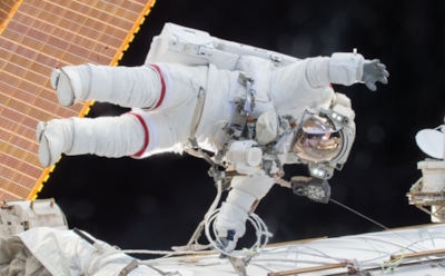 Две астронавтки NASA начали первый в истории парный выход в открытый космос