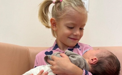 Мать Тимати показала, как его дочь познакомилась с новорожденным братом