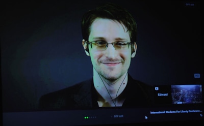 Сноуден не хочет давать интервью российским СМИ, чтобы не стать узнаваемым в РФ