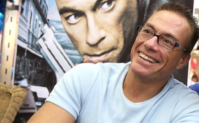 Пермский акробат повторил знаменитый трюк Ван Дамма со шпагатом