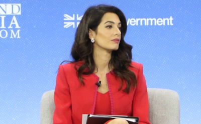 41-летняя Амаль Клуни показала, как правильно носить терракотовый