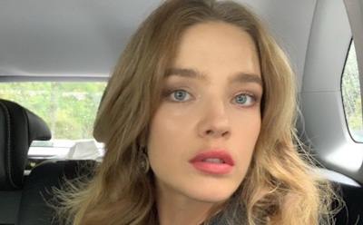 Водянова показала, как научилась колоть дрова топором