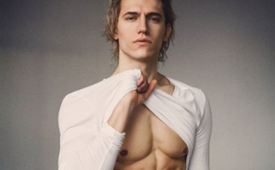 Москвич стал моделью, чтобы рассказать о проблемах строителей