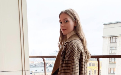 Асмус поражена надгробием со своим портретом на ВДНХ