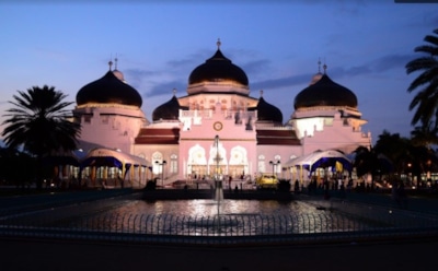 Автора закона об изменах наказали за роман с замужней женщиной в Индонезии