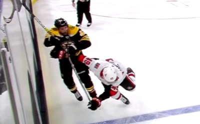 Хоккеиста НХЛ Сабурина после силового приема унесли на носилках